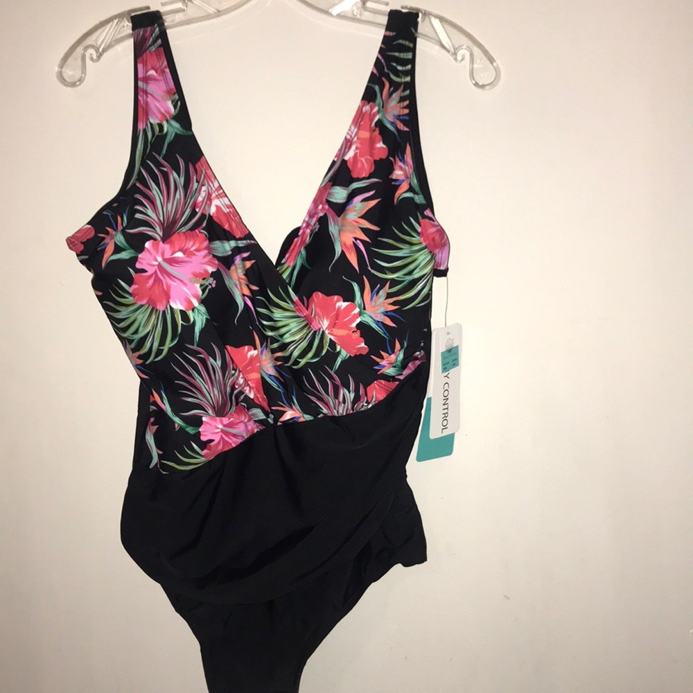 New- Sea & Sand Horizon Floral black Draped Wrap 20W